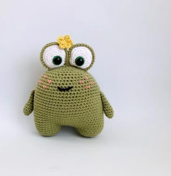 Amigurumi Crochet Pattern for a Delightful Smiling Frog
