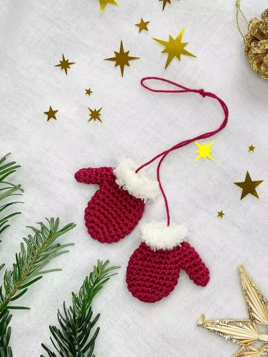 Adorable Christmas Mittens Free Crochet Pattern!