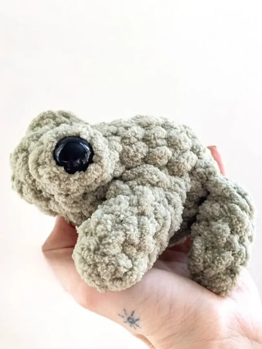Charming Lazy Frog Free Crochet Amigurumi Pattern