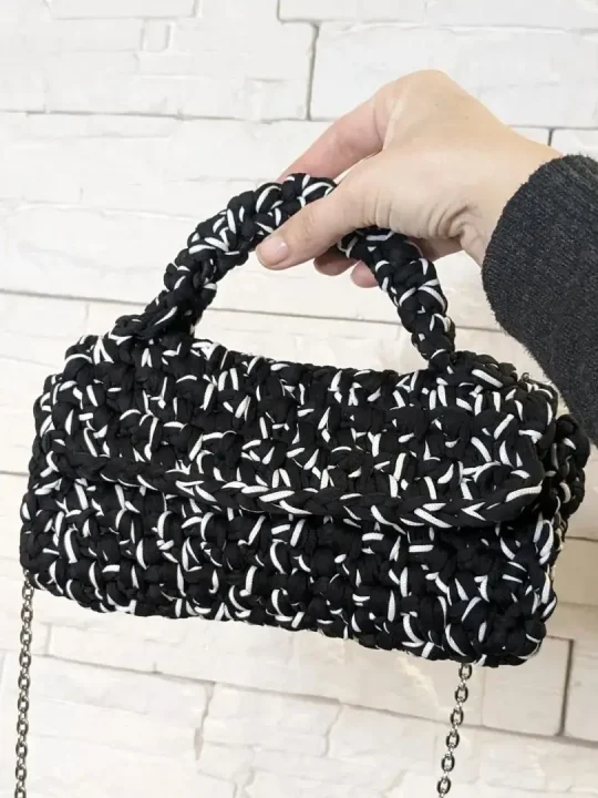 Chic Black & White Crochet Bag Free Pattern